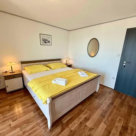 In 54893 Apartman *